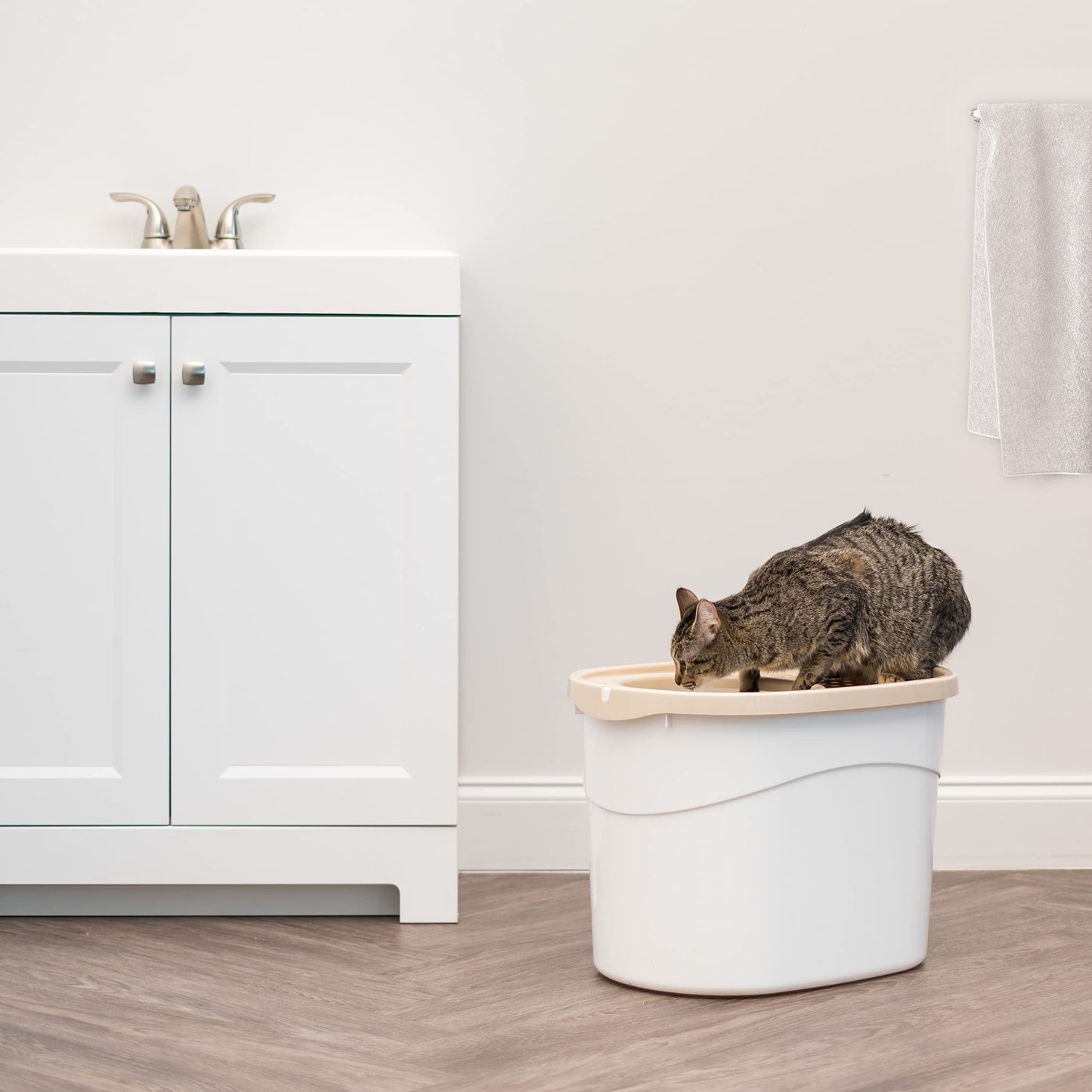 IRIS USA Cat Litter Box, Large Top Entry with Litter Catching Lid and Scoop, Dog Proof, Enclosed Cat Litter Box, White/Beige