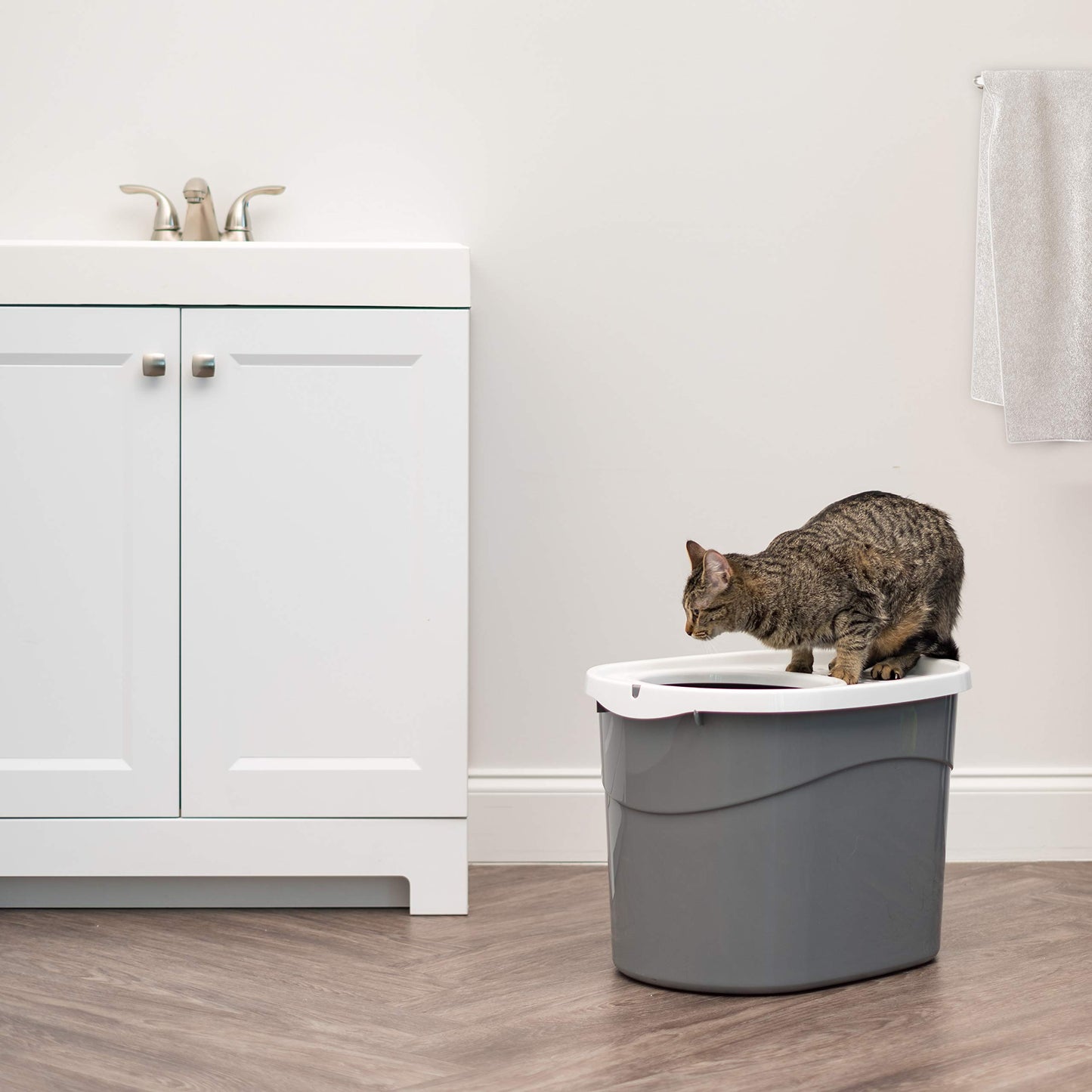 IRIS USA Cat Litter Box, Large Top Entry with Litter Catching Lid and Scoop, Dog Proof, Enclosed Cat Litter Box, Gray/White